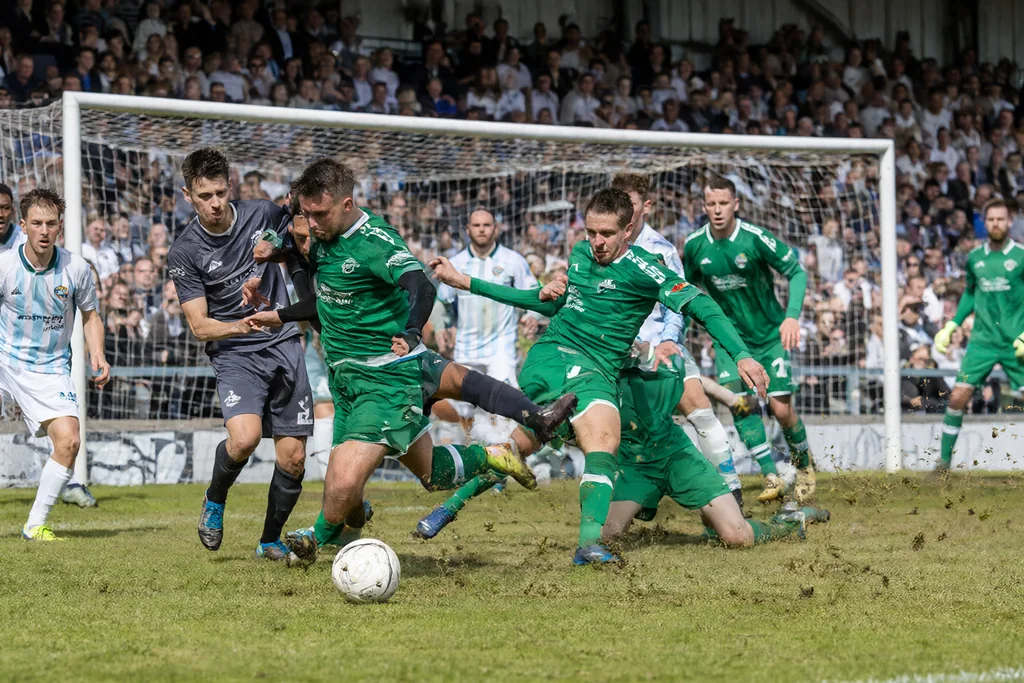 Farnham Town 6-0 Braintree Town: Alexander scores five